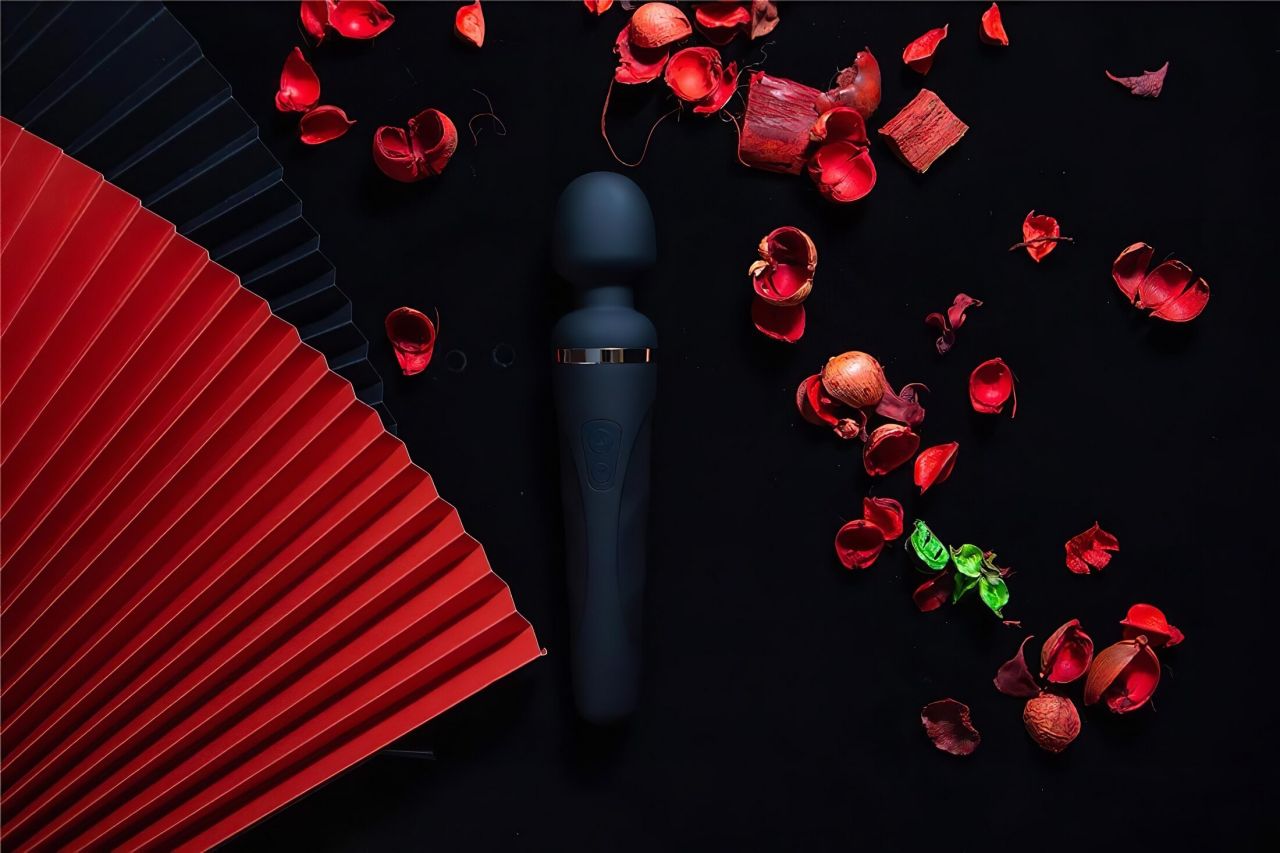 LOVENSE Domi 2 - okos masszírozó vibrátor (fekete) LOVENSE Domi 2 - okos masszírozó vibrátor (fekete)